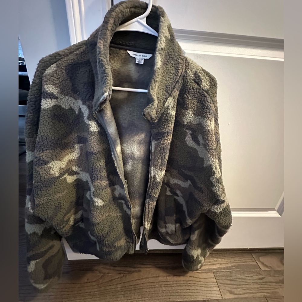 American Eagle waist length camo (green/gray) fleece/ Sherpa jacket, Size XL